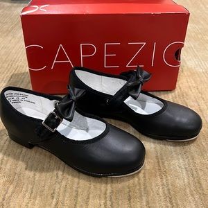 Like new girls Capezio Mary Jane tap shoes - size 13M